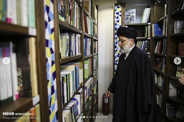 بازدید حجه الاسلام رئیسی از کتابفروشی ها و انتشاراتی های خیابان انقلاب تهران +تصاویر