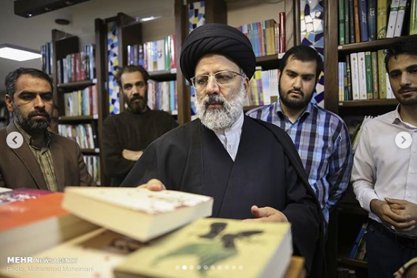 بازدید حجه الاسلام رئیسی از کتابفروشی ها و انتشاراتی های خیابان انقلاب تهران +تصاویر