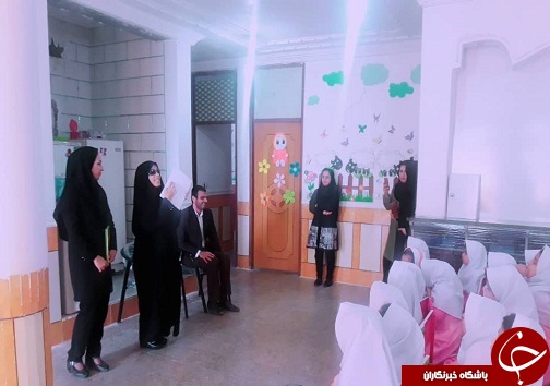جمع خوانی کتاب های علمی و فرهنگی در مدارس امیدیه