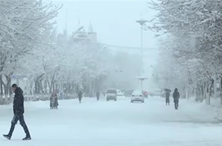 بارش شدید برف در منطقه سین کیانگ چین + فیلم