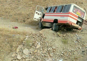 ۱۲ مصدوم در واژگونی مینی بوس