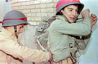 پنجه کشیدن دوباره شبکه‌های انگلیسی بر چهره رشادت قهرمانان جنگ + صوت