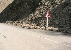 خطر ریزش کوه در شهرک 