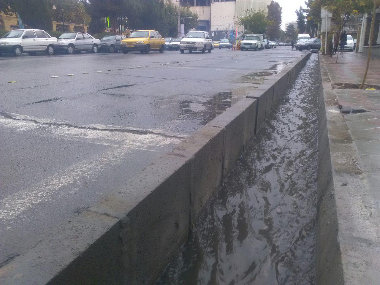 بارش باران و پر شدن جوی آب در ورامین + فیلم