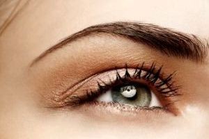 بلایی که موچین بر سر ابروهایتان می‌آورد+ علل ریزش موی ابرو