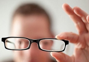 تاثیر منفی تلفن همراه و تبلت در سلامت چشم کودکان/ سن ضعیف شدن چشم در ایران هیچ تغییری نکرده است