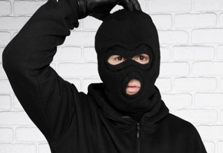 دختری که با یک دسته تِی سارق مسلح را فراری داد +فیلم