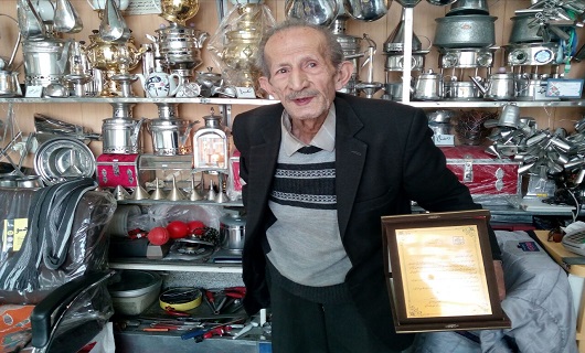 آخرین بازمانده هنر حلبی&zwnj;ساز همدان