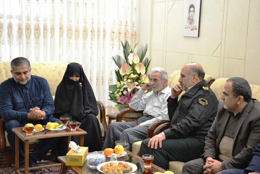 فرمانده انتظامی تهران بزرگ با خانواده شهید طاهری دیدار کرد