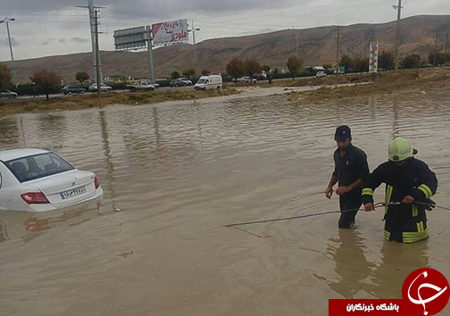 گیرافتادن خودرو سواری و سرنشینان آن درون سیلاب/ نیروهای آتش نشانی به کمک سرنشینان خودرو شتافتند گیرافتادن خودرو سواری و سرنشینان آن درون سیلاب/ نیروهای آتش نشانی به کمک سرنشینان خودرو شتافتند