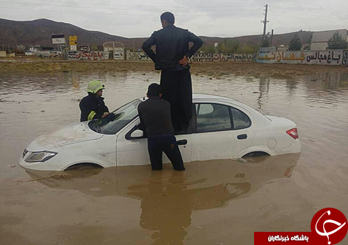 گیرافتادن خودرو سواری و سرنشینان آن درون سیلاب/ نیروهای آتش نشانی به کمک سرنشینان خودرو شتافتند گیرافتادن خودرو سواری و سرنشینان آن درون سیلاب/ نیروهای آتش نشانی به کمک سرنشینان خودرو شتافتند