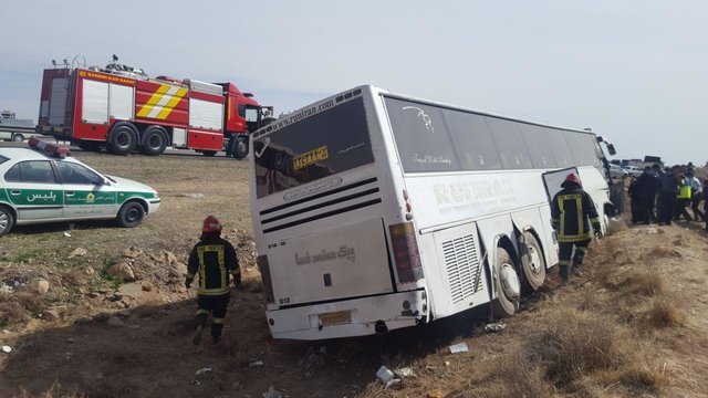 انحراف اتوبوس در اتوبان قم ۲۷ مصدوم به جای گذاشت