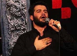 آه از غم ِ گلدسته ی غربت نصیبتاز دل شكسته گنبد و صحن غریبتدل تنگم آه ای سامرادل تنگ آن صحن و سراای كاش و می خواندی مرابا هر نسیم از صحن تو،عطر عجیبی می وزداز گوشه ی سرداب تو،اَمََّن یجیبی می وزددل تنگم آه ای سامراشد آینه دار ِ بقیع،این صحن ِ ویراناز این جفا جان های ما،گشته پریشانآه از ستم،آه از جفادر حق ِ آل ِ مصطفینفرین به قوم ِ بی وفانام تو سُرَّمَن رأیاما نشاند درد و غمآخر خدایا تا به كیزائر ندارد این حرمدل تنگم آه ای سامراابن الرضای ِ ثانی ِ هادی ِ امتاذنی بده تا بی قرار آیم به سویتمولا امام ِ عسكریبر این گدا بگشا دریاینك من و چشم تریخود توشه ی راهم بدهبار ِ گناهم را نبینبر اشك و آهم كن نظرروی سیاهم را نبینمولا امام ِ عسكری