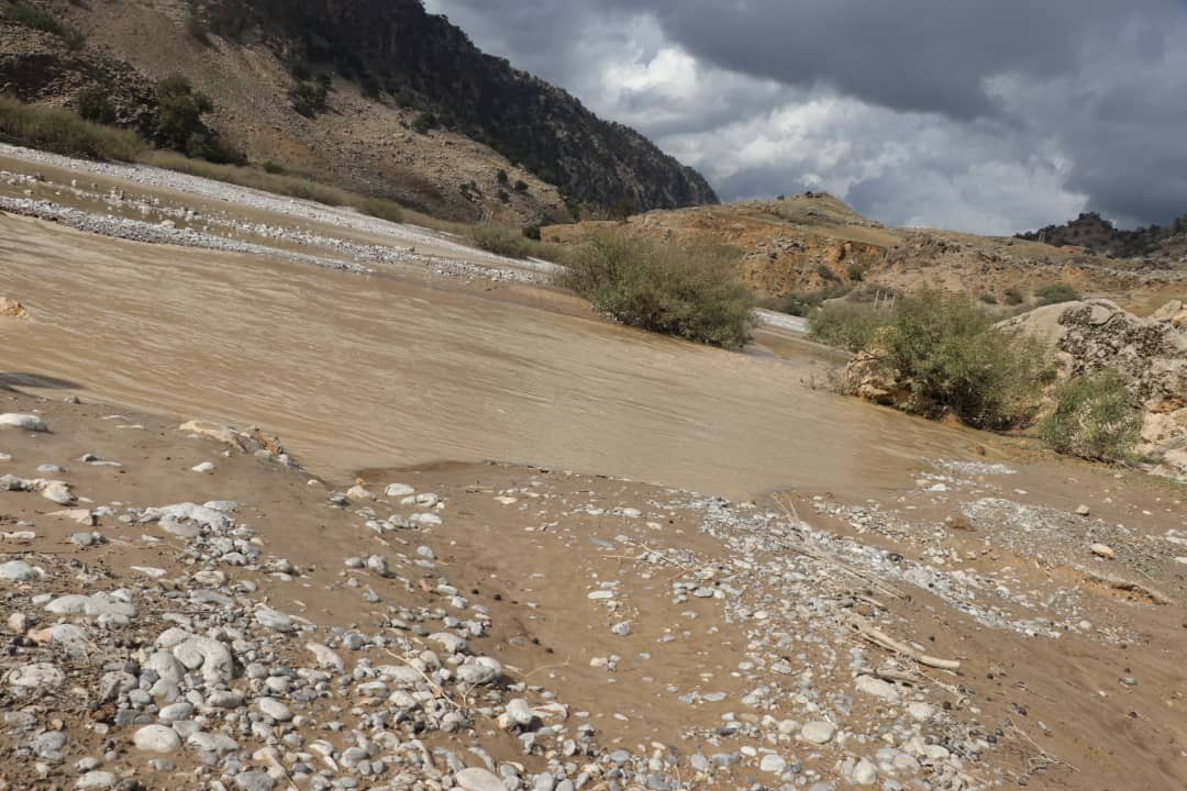 یک مادر باردار در روستای دهده یک اندیکا گرفتار است