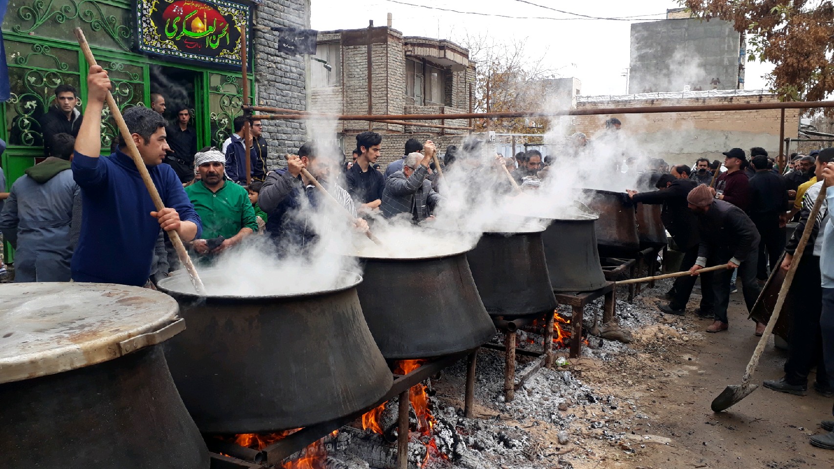 پخت و توزیع آش نذری ۱۲ تنی در قوچان