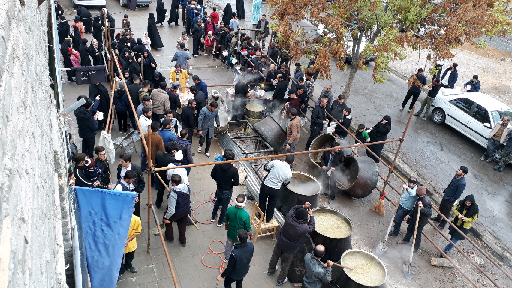 پخت و توزیع آش نذری ۱۲ تنی در قوچان