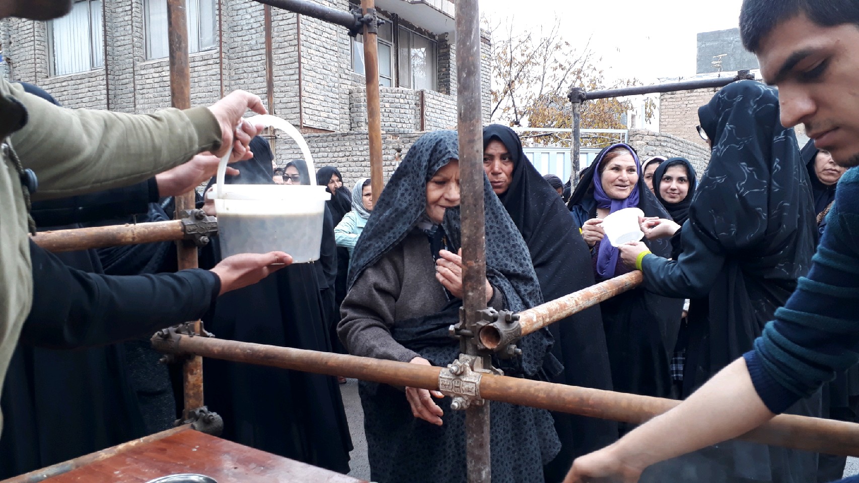 پخت و توزیع آش نذری ۱۲ تنی در قوچان
