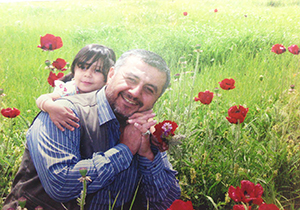 اهدای مدال قهرمان جهان به خانواده شهید مدافع حرم + فیلم