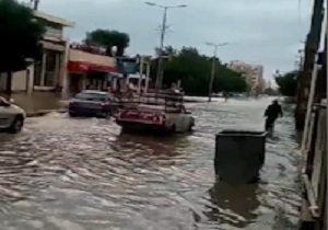 غافلگیری موتورسوار هنگام عبور از خیابان آب‌ گرفته + فیلم
