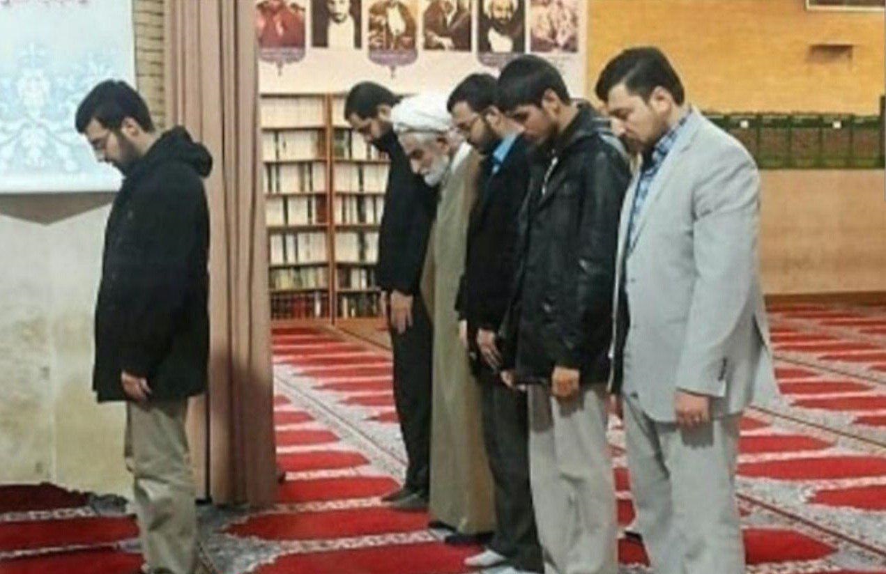 اقتداء آیت الله باقری کنی در نماز به یک دانشجو +عکس