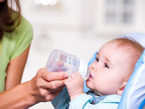 از چه سنی به بعد میتوان به نوزادان خود نوشیدنی داد؟