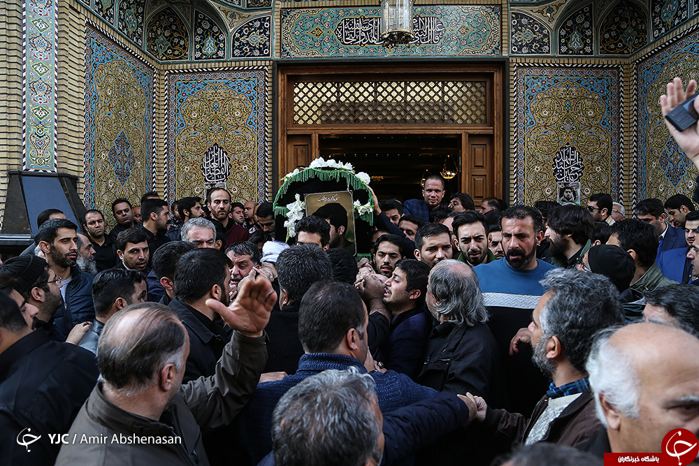 تشییع پیکر جهادگر تهرانی بر روی دستان مردم/ پیکر اژدری در امام زاده اسماعیل (ع) آرام گرفت