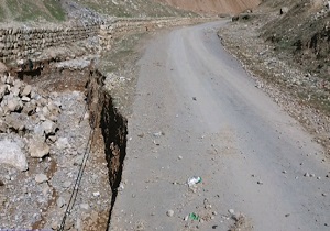 تخریب جاده روستای "بیدله" در اثر جاری شدن سیل + فیلم