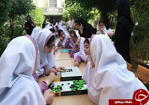 رقابت دانش آموزان در مسابقه و بازی های فکری اتللو و پنتاگو در کتابخانه شهید رجایی