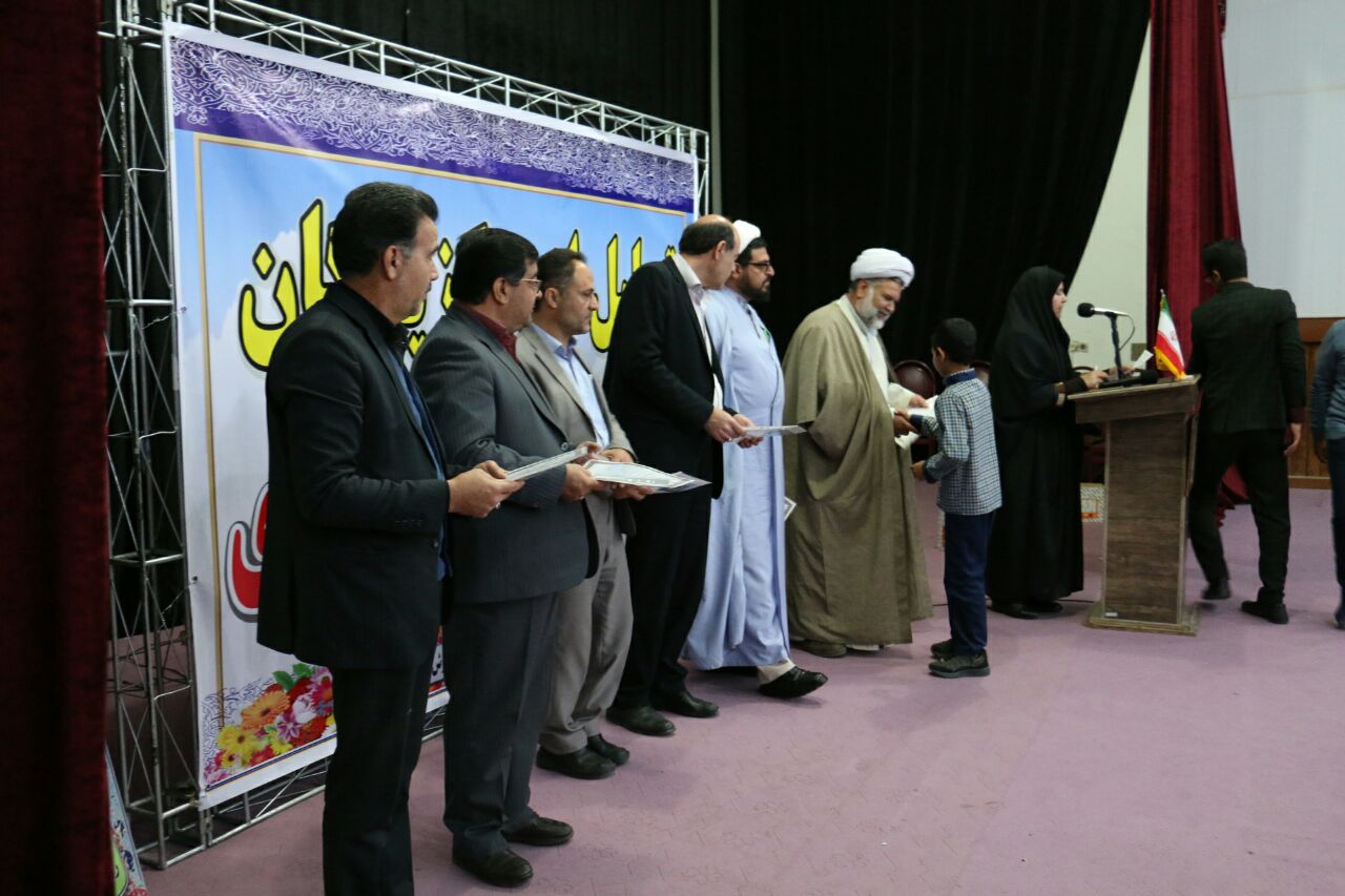 تجلیل از دانش آموزان برتر فرهنگی و هنری در زرند
