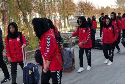 اردوی زودهنگام  حریف فوتبال بانوان کشورمان در ازبکستان/حضور بانوان ملی پوش افغانستانی با حجاب کامل