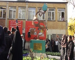 رونمایی از تندیس جشنواره بین المللی تئاتر کودک درهمدان