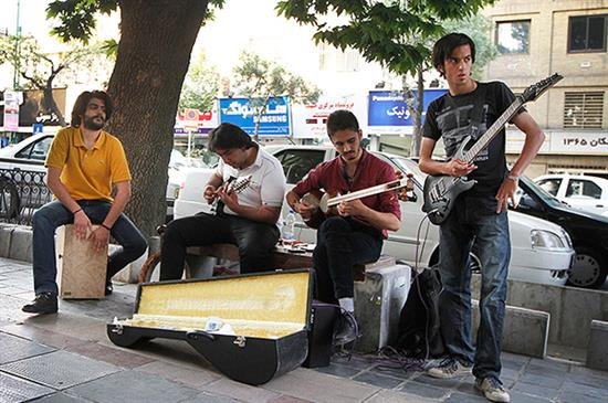 ساز های ولگرد در کوچه و خیابان؛ از عشق تا بی پولی
