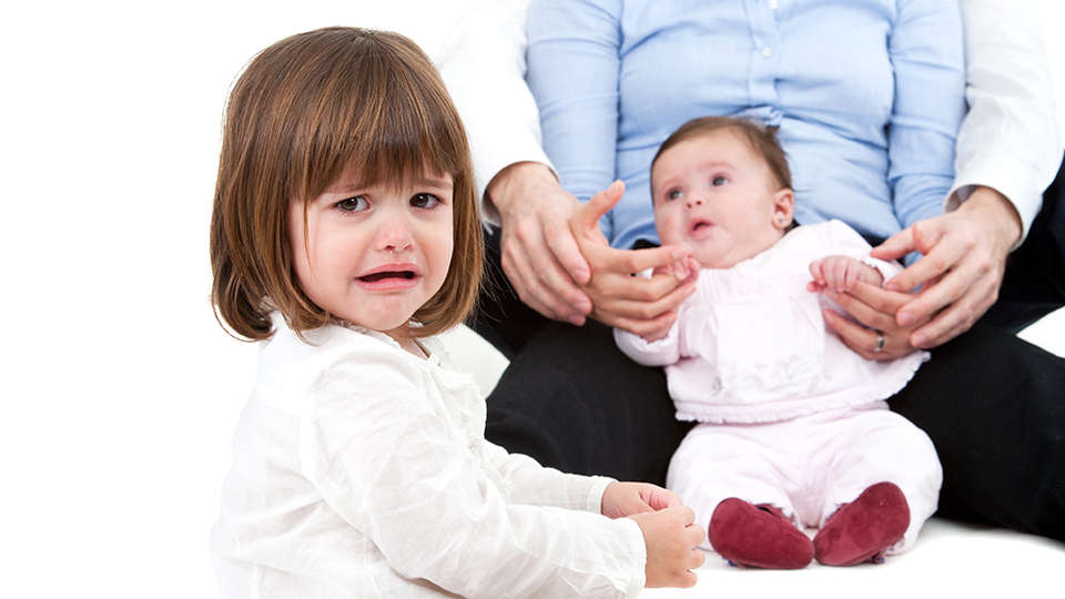 چگونه حسادت را در کودکان از بین ببریم؟
