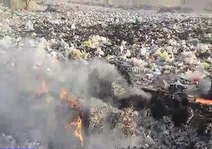 تخلیه و سوزاندن زباله در طبیعت روستای "شرفویه" + فیلم