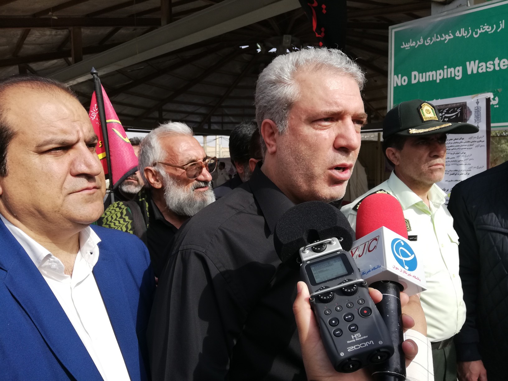 خدمات دهی در مرز مهران عالی است/وزیر فرهنگ و ارشاد اسلامی: مشکل پرداخت ارز باید مرتفع شود