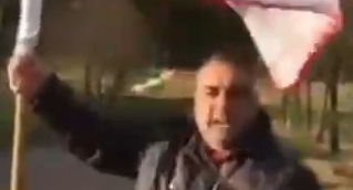 برافراشتن پرچم امام حسین(ع) به دست یک شهروند سوئدی +فیلم