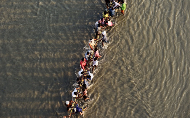 تصاویر روز: از فرار تظاهرکننده&zwnj;ها از دست پلیس ضد شورش شیلی تا مجسمه غولپیکر کینگ کنگ بر فراز یک ساختمان