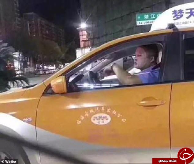 استفاده راننده تاکسی از ماسک زیبایی حین رانندگی درشب! + تصاویر//
