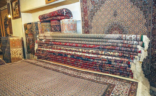 دستان توانمندی که با هنر تار و پود روستا را آباد می کند