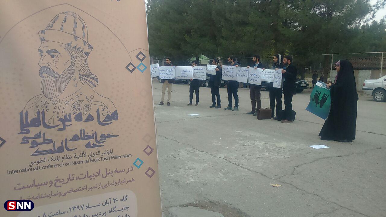 استقبال معنادار دانشجویان دانشگاه فردوسی مشهد از عباس آخوندی +فیلم و تصاویر