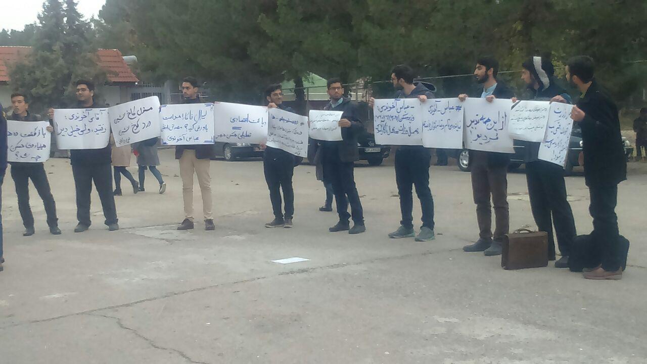 استقبال معنادار دانشجویان دانشگاه فردوسی مشهد از عباس آخوندی +فیلم و تصاویر