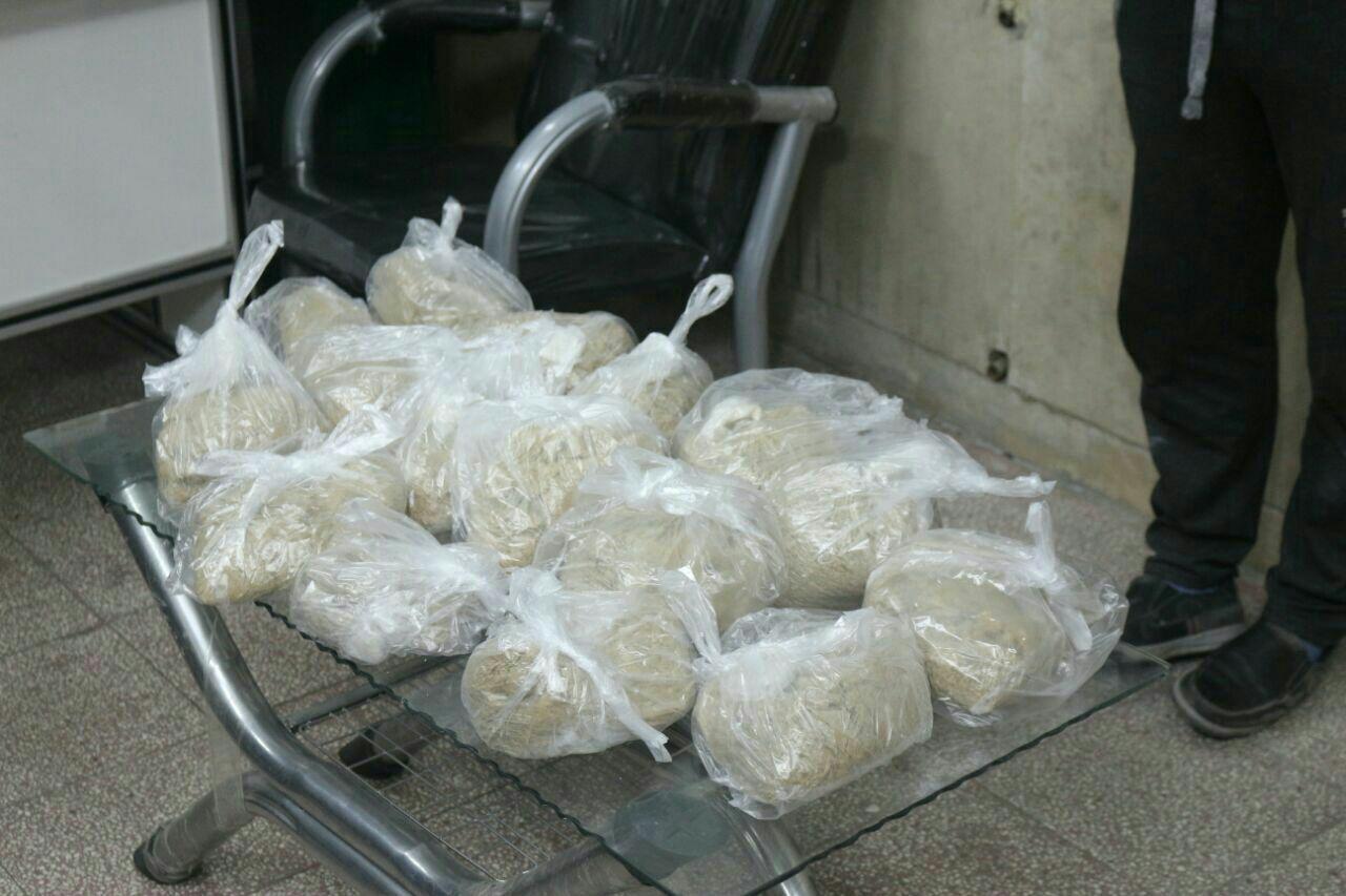 شناسایی و دستگیری توزیع کننده هروئین در پایتخت/ کشف ۱۵ کیلوگرم هروئین از خودرو متهم