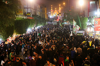 عزاداری پرشور زائران اربعین در دسته‌های عزاداری در جوار حرم امام حسین(ع) + فیلم