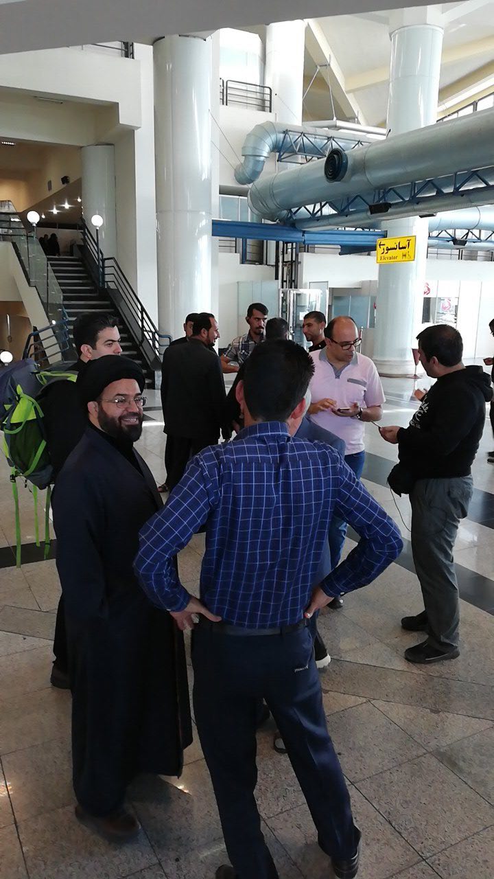 بلاتکلیفی مسافران اربعین در فرودگاه شهید هاشمی نژاد مشهد/ پنج ساعت سختی و انتظار برای تاخیر هواپیما + تصاویر