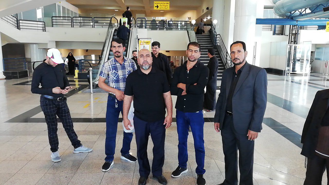 بلاتکلیفی مسافران اربعین در فرودگاه شهید هاشمی نژاد مشهد/ پنج ساعت سختی و انتظار برای تاخیر هواپیما + تصاویر