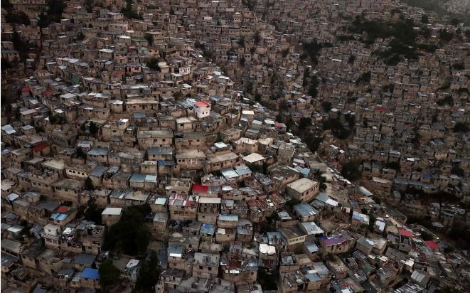 تصاویر روز: از نمایش لباس عروسی زوج سلطنتی انگلیس تا فرو ریختن برج&zwnj;های خنک کننده نیروگاه برقی در چین
