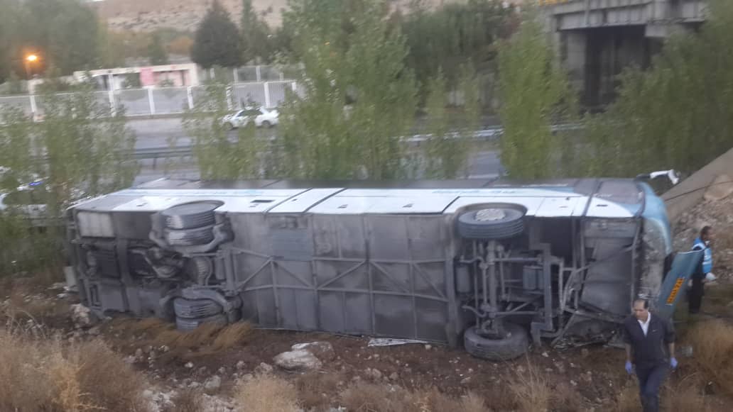 واژگونی اتوبوس در جاده شیراز به کازرون/۲۵ نفر مصدوم شدند