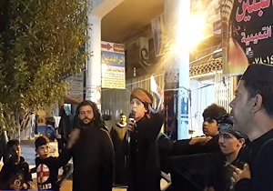 مداحی جانسوز پسر بچه عراقی در کربلا + فیلم