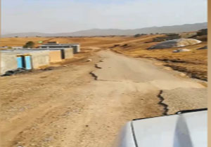 دشواری تردد از جاده ناهموار در روستای سوری‌لکی + فیلم