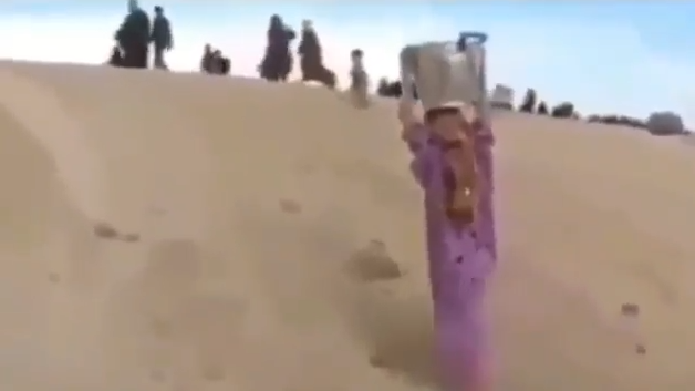 تلاش دختر بچه عراقی برای خدمت به زائران راهپیمایی اربعین +فیلم